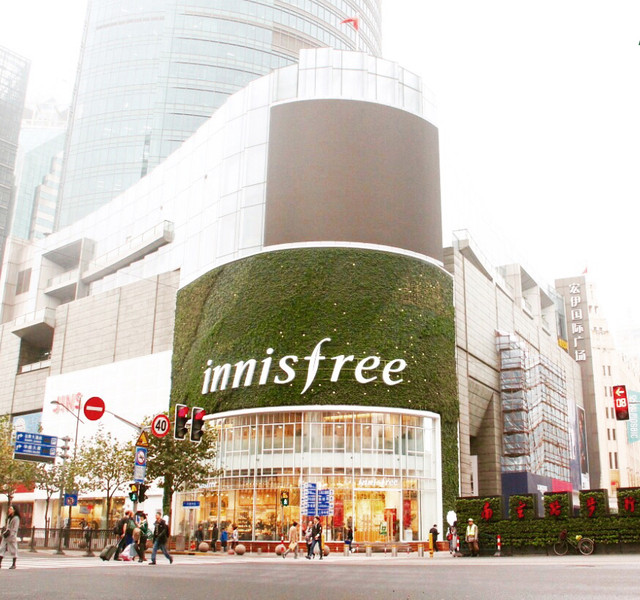 李敏镐携小清新来到南京路步行街 innisfree全球最大旗舰店亮相上海