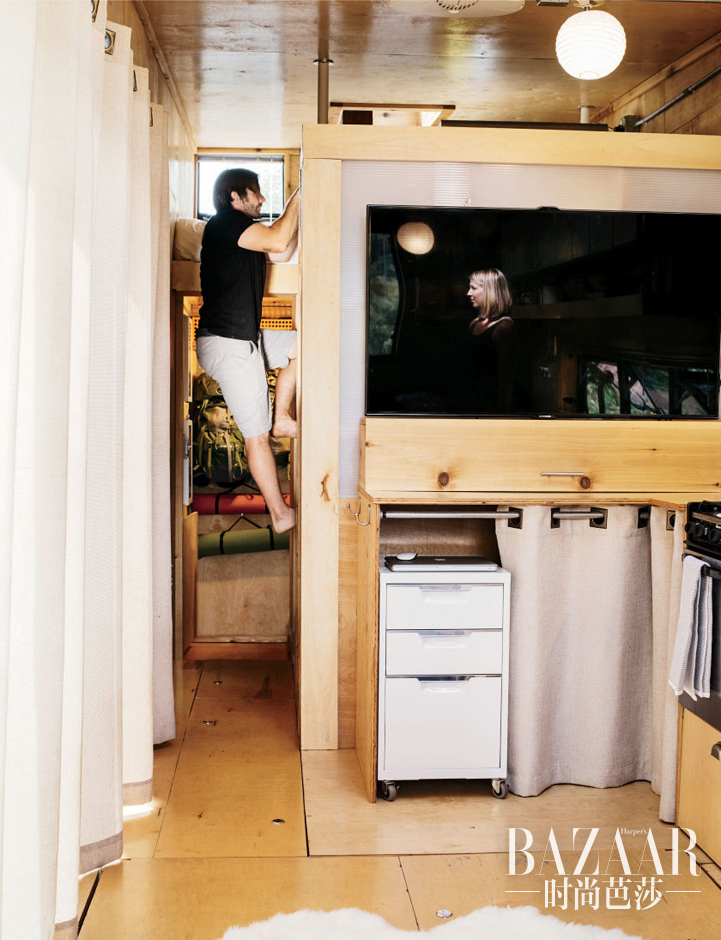 adaymag-nomadic-couple-builds-236-square-foot-tiny-home-on-wheels-to-live-a-mobile-life-05