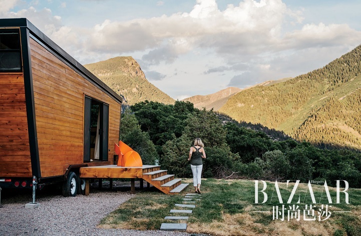 adaymag-nomadic-couple-builds-236-square-foot-tiny-home-on-wheels-to-live-a-mobile-life-01