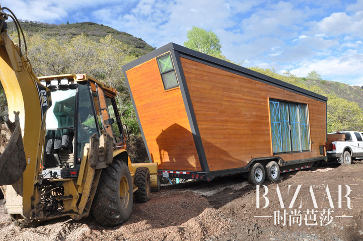 adaymag-nomadic-couple-builds-236-square-foot-tiny-home-on-wheels-to-live-a-mobile-life-09