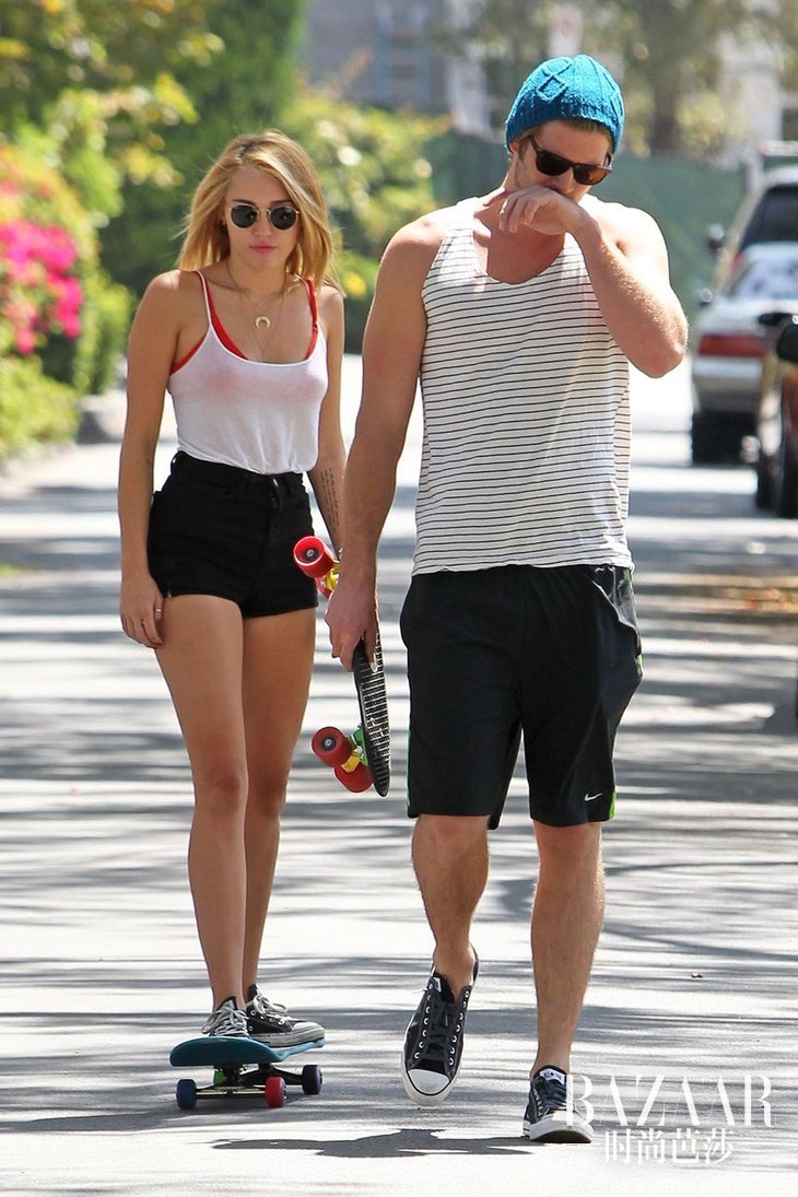 Miley-Cyrus-and-her-boyfriend-Liam-Hemsworth-spent-a-warm-Sunday-skateboarding-in-Los-Angeles