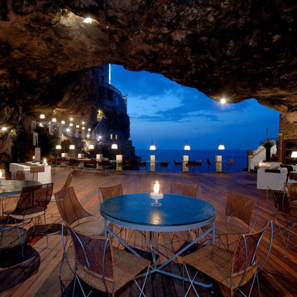 在最惊艳的美景中就餐，意大利建在海岸洞穴中的餐厅