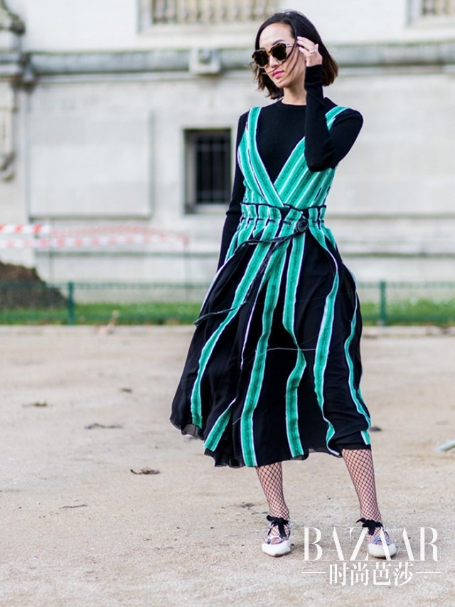 the-latest-street-style-photos-from-paris-fashion-week-1682874-1456971900.640x0c