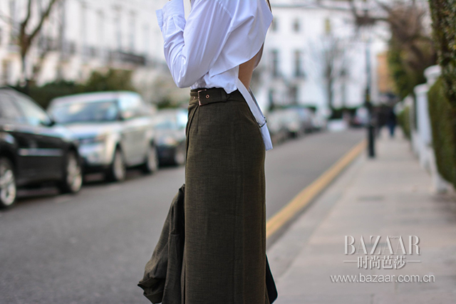 EJSTYLE-Emma-Hill-London-street-style-LFW-asos-khaki-wrap-skirt-asos-white-backless-shirt-d-ring-shirt