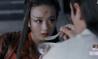 这样彼时已经是妖神的花千骨,喝着师父熬的桃花羹还是露出了当年傻傻