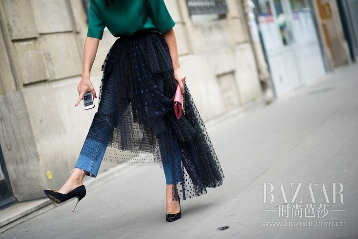 paris-street-style-Yasmin-Sewell-black-tutu-tulle-jeans-heels-pumps