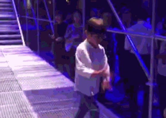 网讯】 芭姐特意把秀场上两个宝宝一起玩耍的小动图给大家分享出来啦!