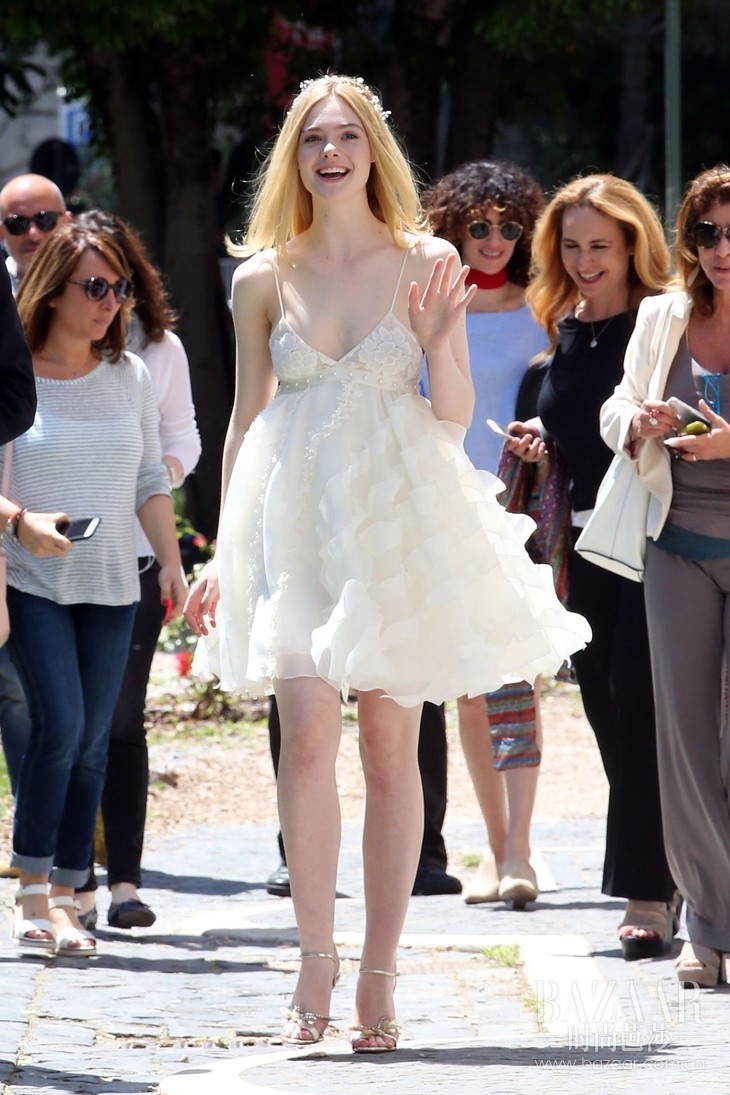 elle-fanning-cute-style-the-neon-demon-photocall-in-rome-6-6-2016-2