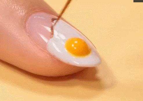 步骤三:用勾边笔描出