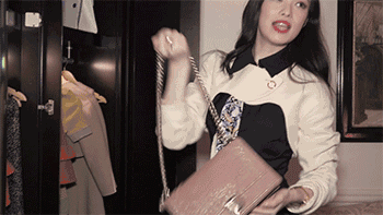 在dior秀场上美美美的倪妮却是走到哪儿也离不开老干妈和锅巴