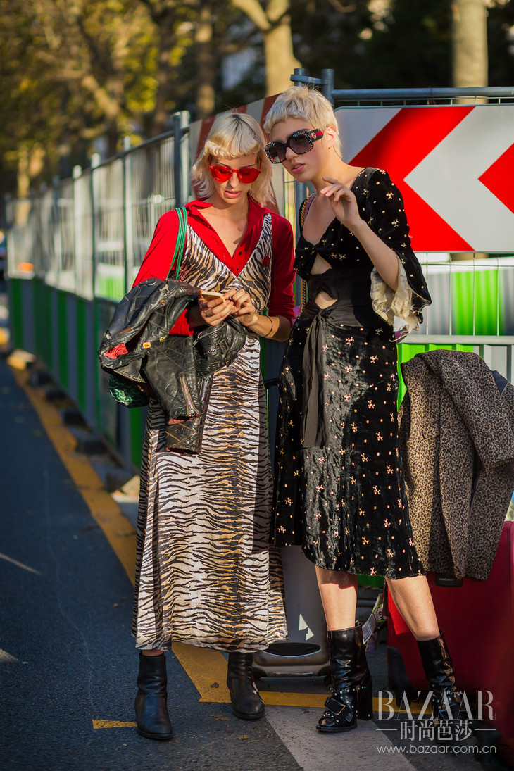 Lili-Sumner-and-her-friend-by-STYLEDUMONDE-Street-Style-Fashion-Photography0E2A6373-700x1050@2x