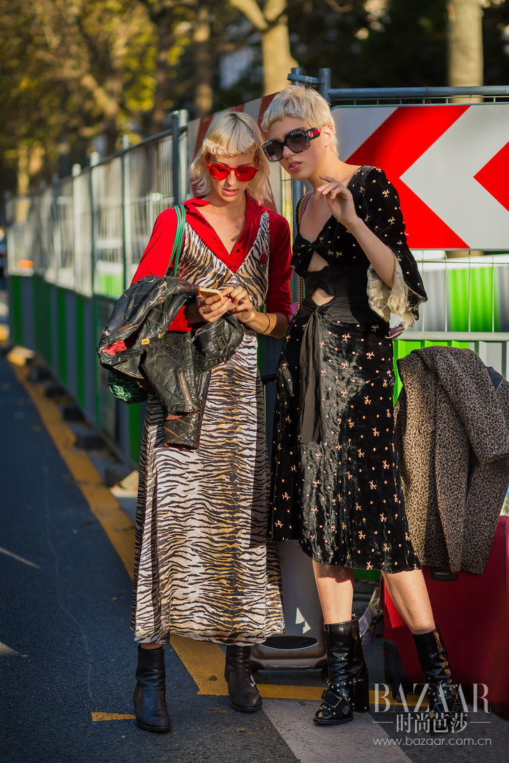 Lili-Sumner-and-her-friend-by-STYLEDUMONDE-Street-Style-Fashion-Photography0E2A6373-700x1050@2x