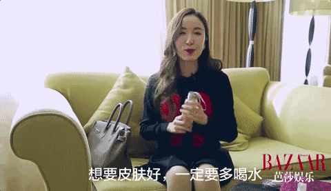 她一上来就给芭姐安利起了get好皮肤的法宝,非常简单,那就是喝水喝水