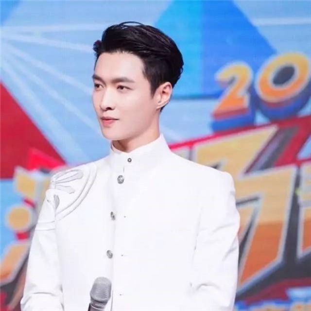 KTV唱《红旗飘飘》、演唱会带粉丝唱《我爱北京天安门》...张艺兴改走老艺术家路线肯定稳赢啊!