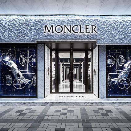 ˿ MONCLER | һվ  װණ֮飬캣۳콢ʢĻ