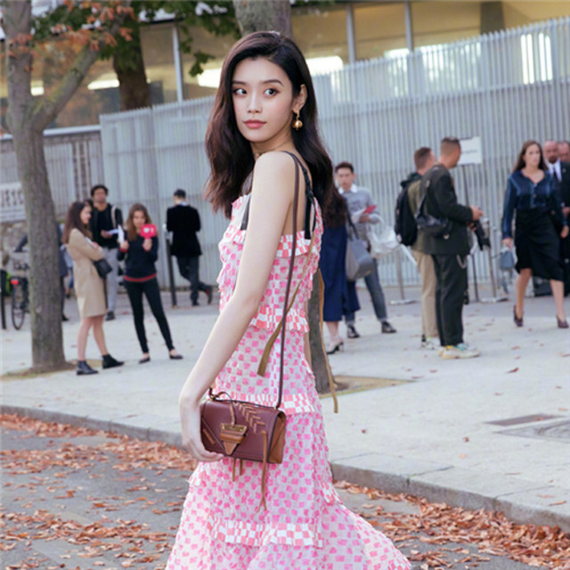 奚梦瑶杨紫变身甜美少女,Loewe的新包和Carven的新衣服你看了吗?