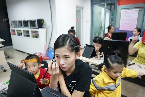 广州培训点弱势学员带着孩子来上课