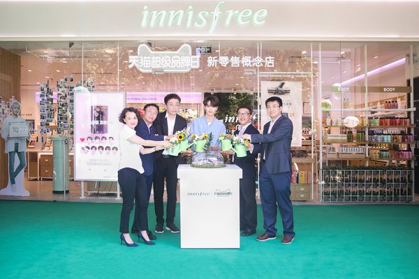 悦诗风吟天猫超级品牌日绿色生活新零售概念店启动仪式(从左至右:杭州利星名品广场经理傅理英女士,爱茉莉太平洋中国区总经理金大淏先生,悦诗风吟中国品牌总经理蔡健人先生,NINE PERCENT成员林彦俊先生,天猫大快消事业组总裁古迈先生,天猫美妆总经理激云先生)