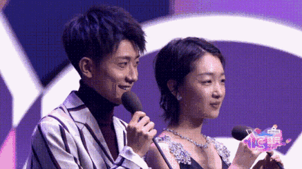 周冬雨嘴上说着尬,和小伙伴对视一下就能会心一笑