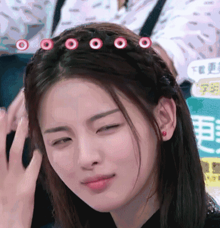 直男杨超越化妆台大公开,这位锦鲤女孩是不是走错了片场?