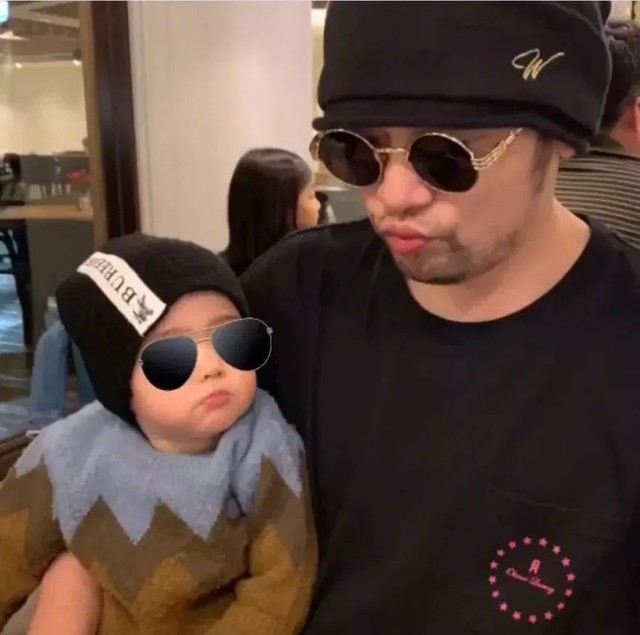 周杰伦惊喜晒儿子合影,娱乐圈的男神们都默契化身女儿奴了!