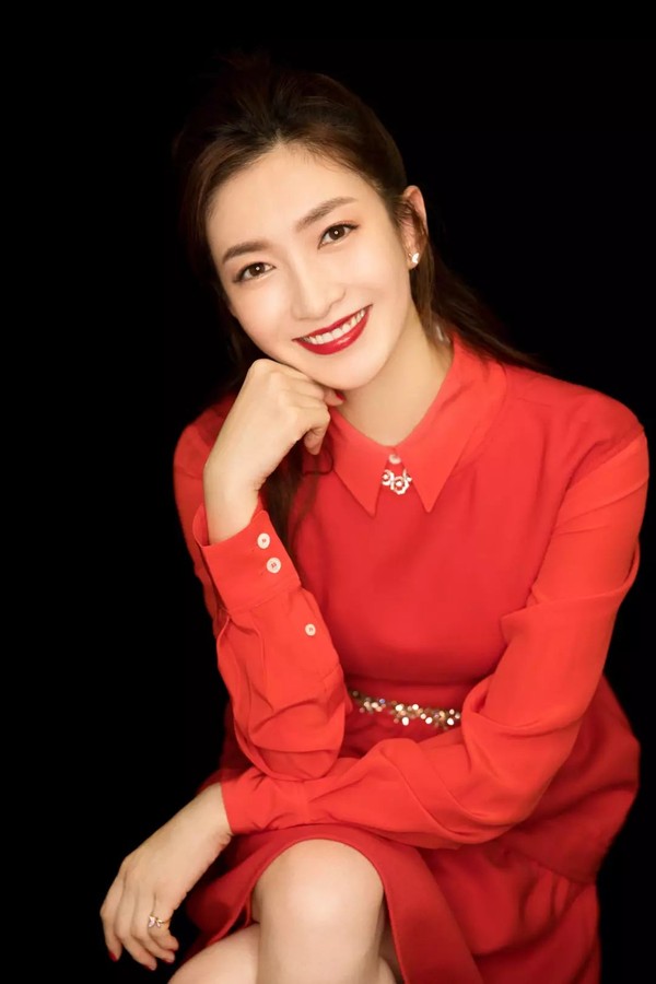 在电视剧《好先生》中江疏影饰演的角色江莱,烈焰红唇让人印象深刻,剧