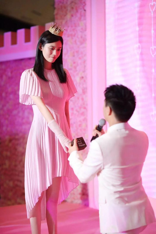 何猷君成功求婚奚梦瑶!爱是你说yes我就笑成小孩子!