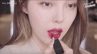 这样一个晕染自然饱和度也满分的红唇妆就完成啦!