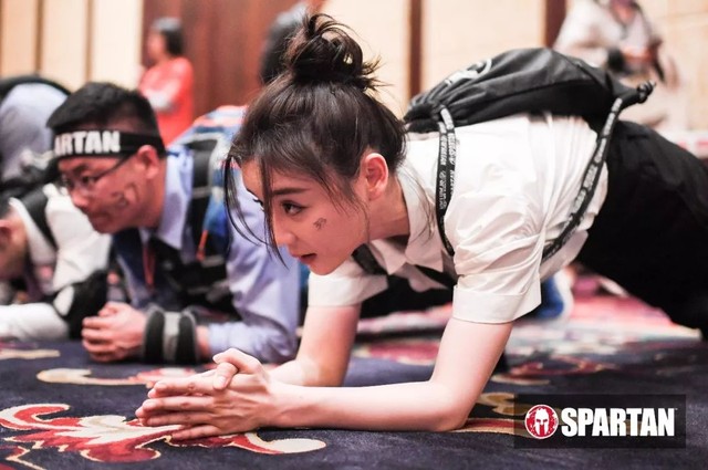 12小时飓风赛:袁姗姗化身斯巴达勇士,携手83位挑战者蜕变新生。