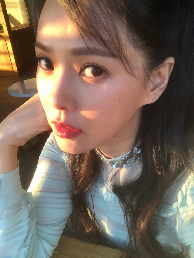 她52岁,公主命是自己给的