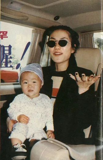 51岁的王菲不仅潇洒,还挺幼稚