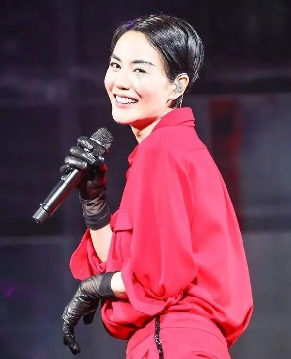 51岁的王菲不仅潇洒,还挺幼稚