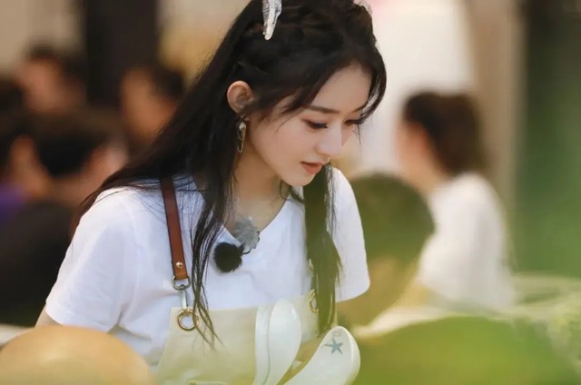 “拼命三娘”赵丽颖又双叒叕上热搜了,认真的她累到手抖