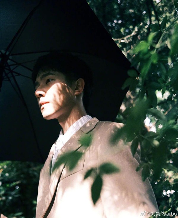 一举成为最年轻的百亿影人,刘昊然却说他清楚自己的分量