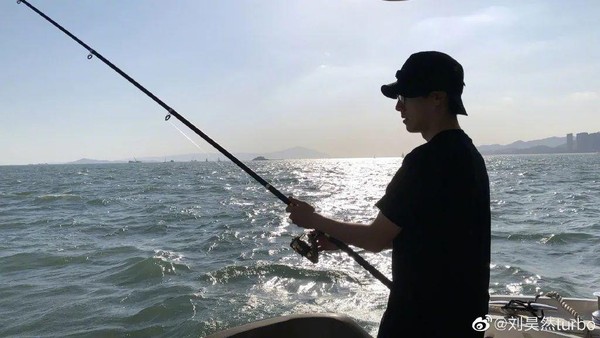 一举成为最年轻的百亿影人,刘昊然却说他清楚自己的分量