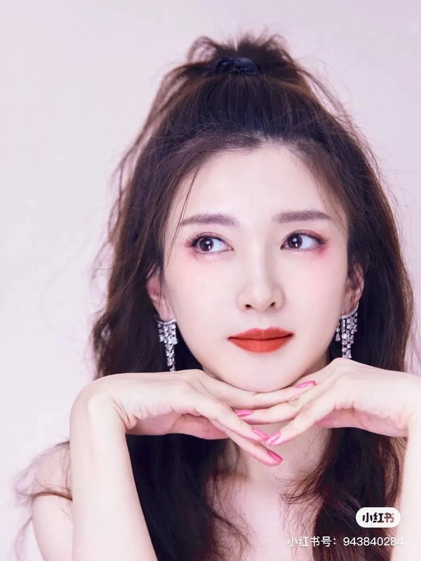 虞书欣眼影下至妆有点意思,化完有点女团那味儿了