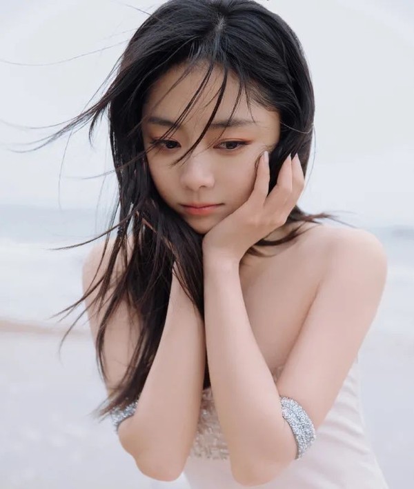 幼态脸的她,营造起高级氛围感也这么绝?