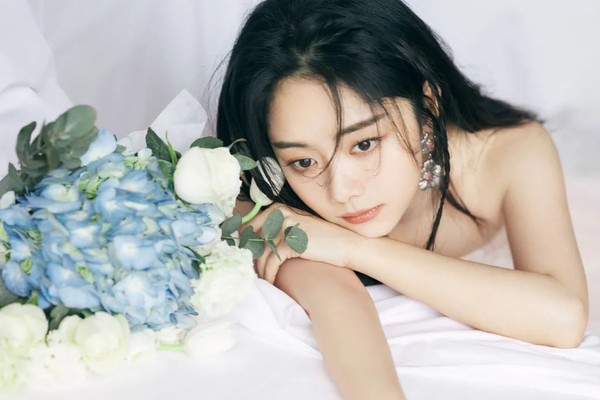 幼态脸的她,营造起高级氛围感也这么绝?