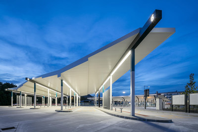 捷克尼特拉公共汽车总站：该汽车总站别具特色，紧凑结构中巧妙地融合了创新设计。此作品由Studio 519设计，mmcité+建造，二者均位于捷克的比洛维采地区。