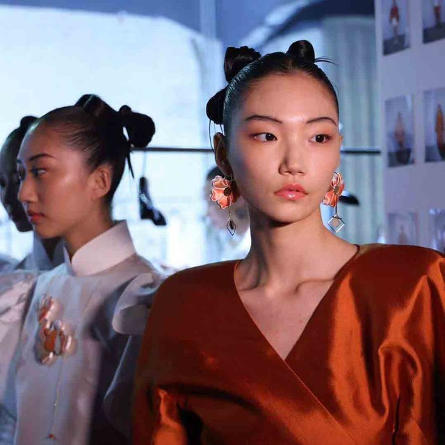 旗艺2021秋冬系列登陆中国国际时装周