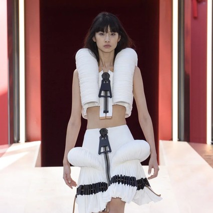 Louis Vuitton 在放大与颠覆间绽放女性气质