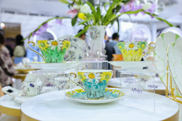 桌子上的盘子里放着一些花描述已自动生成