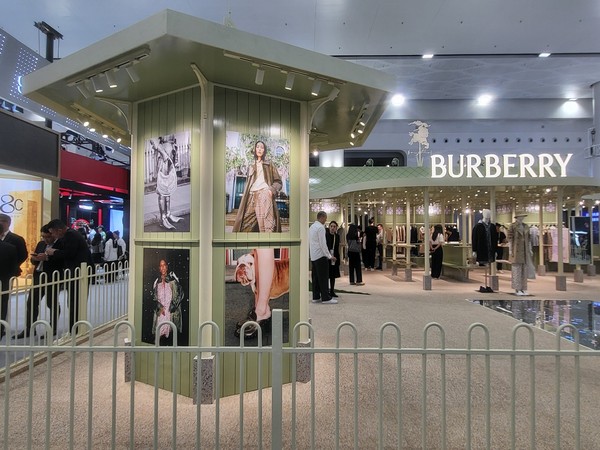 一群人站在商店门口描述已自动生成