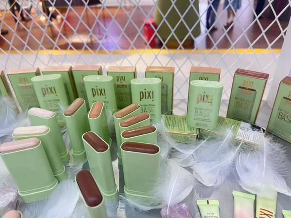 图片包含 桌子, 室内, 绿色, 塑料描述已自动生成